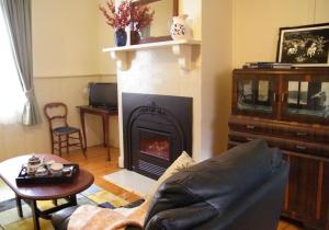 卡斯尔梅恩考卡布瑞度假屋的客厅设有壁炉和沙发。