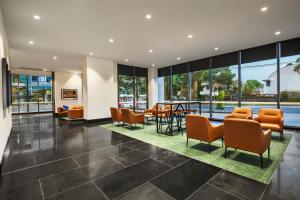悉尼查茨伍德探索服务酒店的大堂设有桌椅和窗户。