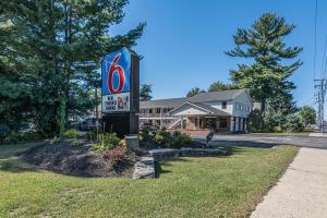 奥尔巴尼MOTEL 6 - Albany, NY - Airport的建筑物前草上的标志