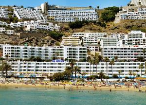 波多黎各埃尔格列柯酒店的一群人在海滩上建有建筑物