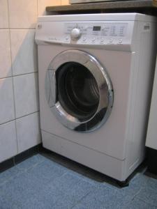 泽芬贝亨泽芬贝亨旅馆的厨房里配有白色洗衣机