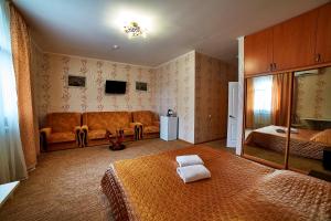 基辅三角洲酒店的一间卧室配有一张床和一张沙发