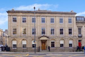 爱丁堡苏格兰迪斯提尼公寓 - 酿酒屋的前面有一扇门的大砖砌建筑