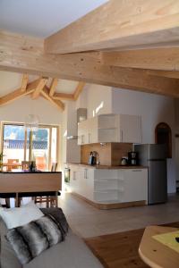 圣马蒂诺Privatpension Bergkristall的一间带木制天花板和桌子的厨房