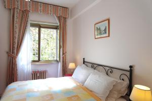 罗马康多特艾丽住宿加早餐酒店的一间卧室设有一张床和一个窗口