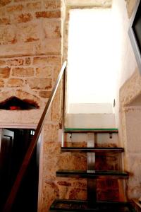 奥斯图尼梦之家公寓的砖砌建筑中的一个楼梯,有窗户
