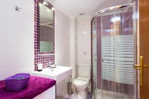 普林斯Eleonas Apartments的浴室配有卫生间、盥洗盆和淋浴。