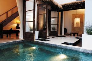 伊东伊豆高原考特拉哥酒店的别墅前设有游泳池