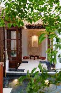 伊东伊豆高原考特拉哥酒店的一间设有茅草屋顶和桌子的房间
