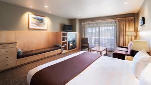 星期五港星期五海港酒店的酒店客房设有一张大床和一张沙发。