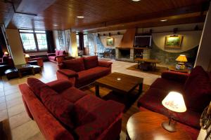 瓦伦西亚德奥尼莫莱拉酒店的客厅配有红色家具和壁炉