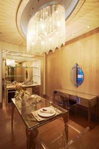 新竹薇阁新竹馆的一间带玻璃桌和吊灯的用餐室