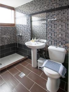 斯基亚索斯镇PINEAPPLE Skiathos的浴室配有卫生间、盥洗盆和浴缸。