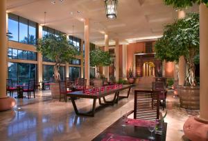 拉古洼昂格桑纳宾坦酒店的大楼内带桌椅的餐厅