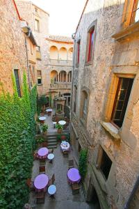 Caunes-MinervoisHôtel Restaurant d'Alibert的享有带桌椅的庭院的顶部景致。