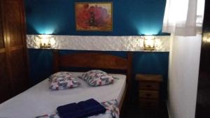 卡拉瓜塔图巴绿色海岸宾馆的一间卧室配有一张带两个枕头的床