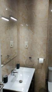 马德里Madrid Rent 3的一间带水槽和镜子的浴室