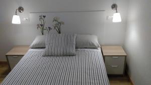 马德里Madrid Rent 3的一间卧室配有一张带两个灯的床