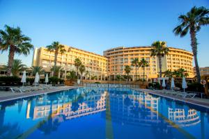 拉瑞拉拉成名公寓酒店及Spa的酒店前方的大型游泳池