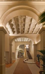 巴塞罗那H10卡萨含羞草4*索普酒店的建筑中带有楼梯的拱门