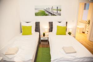 海德堡海德堡公寓的配有两张床铺的绿色和白色枕头