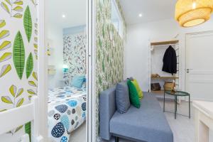 尼斯马德雷之家公寓的一间卧室配有蓝色椅子和一张床