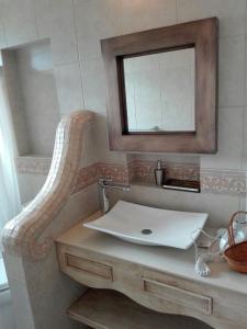 迪坡斯特兰Hotel Casa del Angel的一间带水槽和镜子的浴室