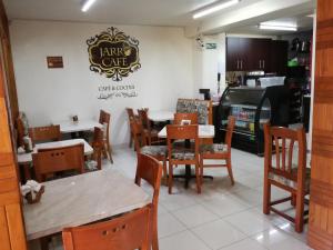 贾拉普Hotel Citlalli Xalapa的餐厅内带桌椅的用餐室