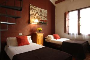 塔菲德尔瓦勒露娜哈那旅馆的客房设有两张床和窗户。