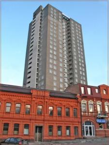 第聂伯罗基洛夫公寓酒店的红砖楼前高楼