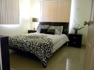 塔穆宁佩德罗别墅 的一间卧室配有一张带黑白色棉被的床