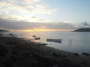 Rodrigues Island庞达努斯旅馆 的日落时分在水面上的小船