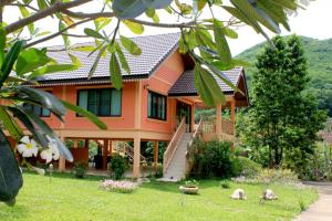Ban Lam Thong Lang玛雅河谷度假屋的橙色房子