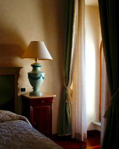 古比奥杜卡勒酒店的床头桌旁的灯