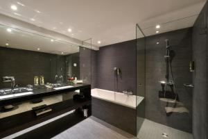 菲茨瑙Hotel Vitznauerhof - Lifestyle Hideaway at Lake Lucerne的一间带两个盥洗盆和淋浴的浴室
