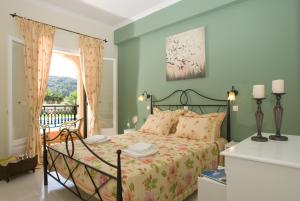 斯达林Dimitris Apartments的一间卧室设有一张床和一个窗口