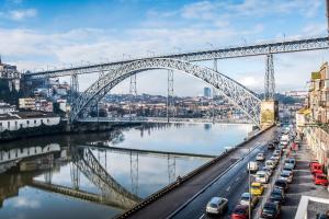 波尔图Oporto Trendy River的一条大桥,在河上停泊车辆