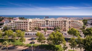 阿尔布费拉奥拉戈阿塞罗格尔别墅酒店的享有酒店空中景色,以大海为背景
