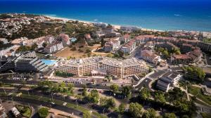 阿尔布费拉奥拉戈阿塞罗格尔别墅酒店的近海度假胜地的空中景致
