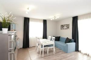 索非亚Sofia Top Apartments的客厅配有蓝色的沙发和桌子