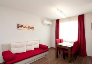 索非亚Sofia Top Apartments的客厅配有红色的沙发和桌子
