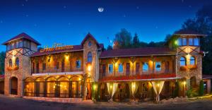 锡吉什瓦拉特兰西瓦尼亚酒店的一座在晚上有灯的大建筑