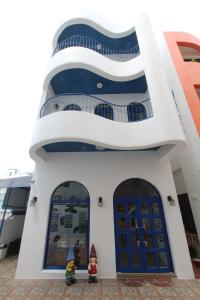 鹅銮鼻蔚蓝海舍的两座雕像站在前面的建筑