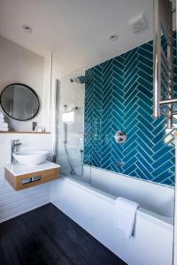 伦敦维多利亚酒店的带浴缸、水槽和淋浴的浴室