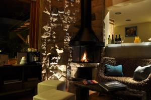 圣卡洛斯-德巴里洛切Lirolay apartments的客厅设有石制壁炉和沙发。