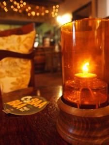 马沙姆黑天鹅旅舍的一张桌子旁的蜡烛