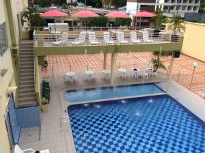 梅尔加Hotel Marux Plaza的享有带桌椅的游泳池的顶部景致