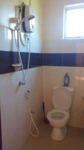 阿罗士打斯里宇达旅馆 的一间带卫生间和淋浴的浴室。