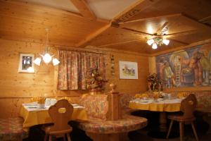 拉瓦莱Ciasa Complojer的小屋内带2张桌子的用餐室