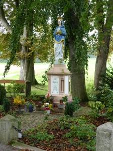 博尔兴费佛姆尔酒店的花园中一个脚踏上的女人的雕像